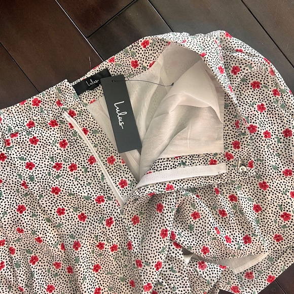 NEW Lulu's Cutie Red Floral Print Shorts Size S - Picture 4 of 4